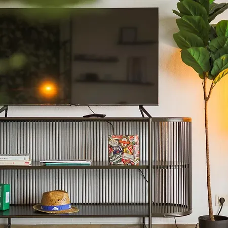 Διαμέρισμα Bright - Stunning View & Tropical Vibes - Studio Aψβούργη